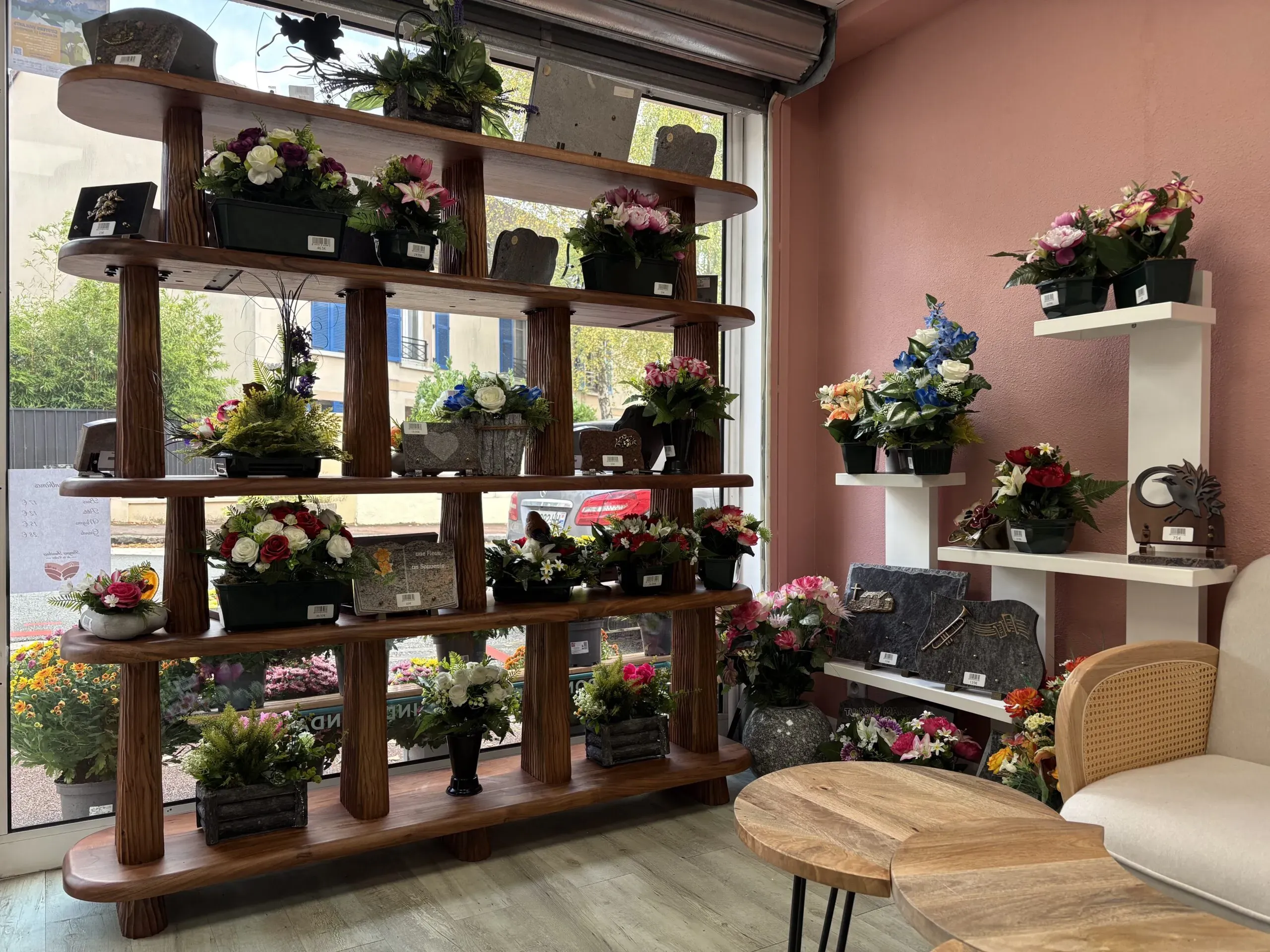 Magasin d'articles funéraires proposant des fleurs artificielles et plaques du souvenir.