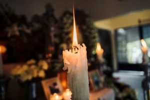 Bougie commémorative allumée lors d'une cérémonie de recueillement funéraire.