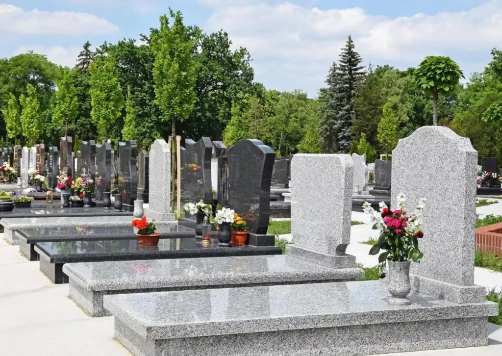 Alignement de tombes et monuments funéraires en granit au cimetière.